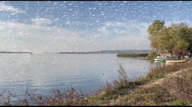 Golyazi, Bursa, Türkiye - 13 Kasım 2021 Uluaabat gölü ve Bursa, Türkiye 'de doğal güzelliklere sahip Golyazi köyü