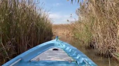 Golyazi, Bursa, Türkiye - 13 Kasım 2021 Uluaabat gölü ve Bursa, Türkiye 'de doğal güzelliklere sahip Golyazi köyü