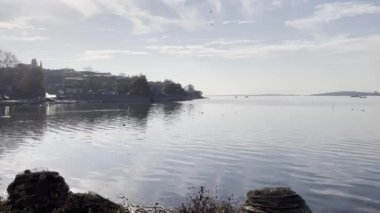 Golyazi, Bursa, Türkiye - 13 Kasım 2021 Uluaabat gölü ve Bursa, Türkiye 'de doğal güzelliklere sahip Golyazi köyü