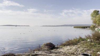 Golyazi, Bursa, Türkiye - 13 Kasım 2021 Uluaabat gölü ve Bursa, Türkiye 'de doğal güzelliklere sahip Golyazi köyü