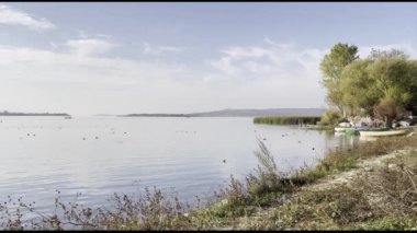 Golyazi, Bursa, Türkiye - 13 Kasım 2021 Uluaabat gölü ve Bursa, Türkiye 'de doğal güzelliklere sahip Golyazi köyü