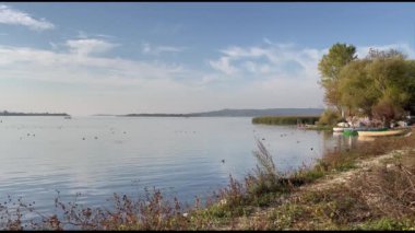 Golyazi, Bursa, Türkiye - 13 Kasım 2021 Uluaabat gölü ve Bursa, Türkiye 'de doğal güzelliklere sahip Golyazi köyü