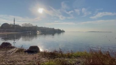 Golyazi, Bursa, Türkiye - 13 Kasım 2021 Uluaabat gölü ve Bursa, Türkiye 'de doğal güzelliklere sahip Golyazi köyü