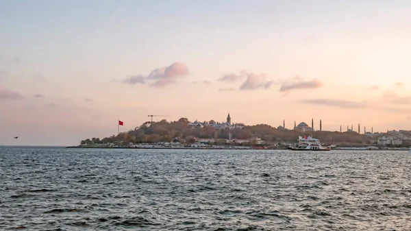 イスタンブールの新港 ガラタポートからのボスポラスとユニークなイスタンブールの景色 — ストック写真