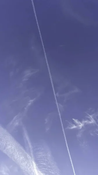 Błękitne Niebo Samolot Ślad Oparów — Zdjęcie stockowe