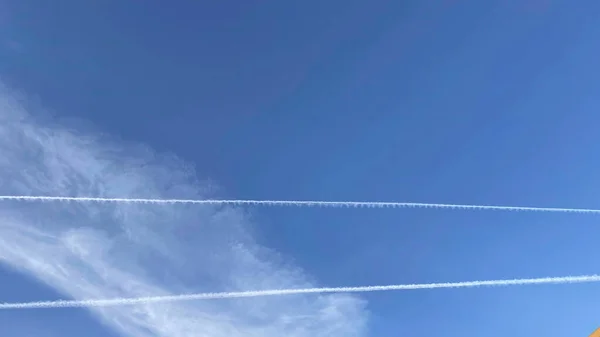 Langit Biru Dan Pesawat Terbang Jejak Uap — Stok Foto