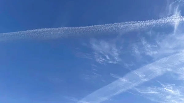 Mavi Gökyüzü Uçak Buhar Izi — Stok fotoğraf