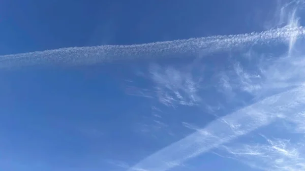 青い空と飛行機蒸気道 — ストック写真