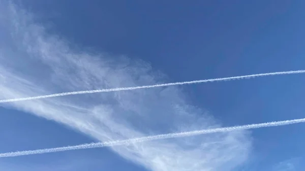 Błękitne Niebo Samolot Ślad Oparów — Zdjęcie stockowe