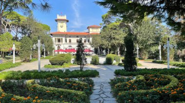 İstanbul Boğazı 'nın tepelerinde hindi, sembolik 12.2021.Khediv pavyonu ve korusu. Sonbaharda yeşil doğası ve güzellikleriyle koruluktan manzaralar..