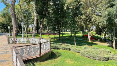 İstanbul Boğazı 'nın tepelerinde hindi, sembolik 12.2021.Khediv pavyonu ve korusu. Sonbaharda yeşil doğası ve güzellikleriyle koruluktan manzaralar..