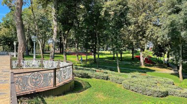 İstanbul Boğazı 'nın tepelerinde hindi, sembolik 12.2021.Khediv pavyonu ve korusu. Sonbaharda yeşil doğası ve güzellikleriyle koruluktan manzaralar..