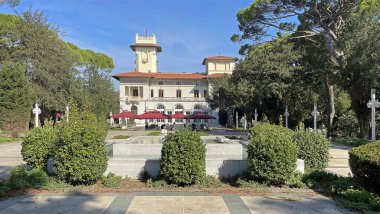 İstanbul Boğazı 'nın tepelerinde hindi, sembolik 12.2021.Khediv pavyonu ve korusu. Sonbaharda yeşil doğası ve güzellikleriyle koruluktan manzaralar..