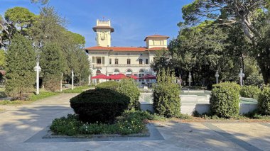 İstanbul Boğazı 'nın tepelerinde hindi, sembolik 12.2021.Khediv pavyonu ve korusu. Sonbaharda yeşil doğası ve güzellikleriyle koruluktan manzaralar..