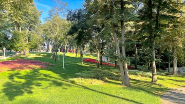 İstanbul Boğazı 'nın tepelerinde hindi, sembolik 12.2021.Khediv pavyonu ve korusu. Sonbaharda yeşil doğası ve güzellikleriyle koruluktan manzaralar..