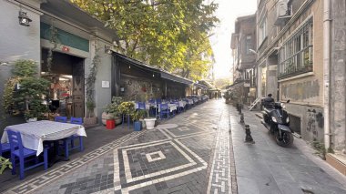 Kadıköy, İstanbul, Türkiye - 21 Kasım 2021. İstanbul 'un dar sokakları, modern ve tarihi binaları ile turistik Kadıköy ilçesi