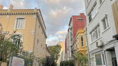 İstanbul 'da dar sokakları, çağdaş ve tarihi binaları ve Sisli İlçesi, Türkiye-Agustos 20.2021