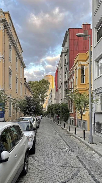 İstanbul 'da dar sokakları, çağdaş ve tarihi binaları ve Sisli İlçesi, Türkiye-Agustos 20.2021