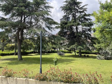 Mecidiyekoy, istanbul, Türkiye - 17 Haziran 2021 İstanbul Mecidiyekoy 'daki Özel Fransız Tecavüz Hastanesi' nin bahçesinden dış görünüm.