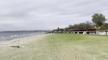 İstanbul, Türkiye-27 Kasım 2021.Marmara Deniz manzaralı Florya kamu parkı ve sonbahar sezonu İstanbul, Türkiye.