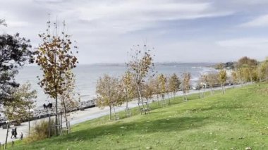 İstanbul, Türkiye-27 Kasım 2021.Marmara Deniz manzaralı Florya kamu parkı ve sonbahar sezonu İstanbul, Türkiye.
