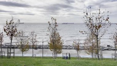 İstanbul, Türkiye-27 Kasım 2021.Marmara Deniz manzaralı Florya kamu parkı ve sonbahar sezonu İstanbul, Türkiye.