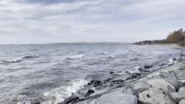 İstanbul, Türkiye-27 Kasım 2021.Marmara Deniz manzaralı Florya kamu parkı ve sonbahar sezonu İstanbul, Türkiye.