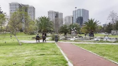 Atakoy, istanbul, Türkiye-27 Kasım 2021 Atakoy İlçesi ve İstanbul, Türkiye 'deki yeşil doğasıyla kamu parkı