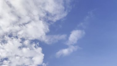 Mavi gökyüzü ve doğada bulutlar