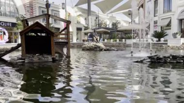 İstanbul, Türkiye-27 Kasım 2021 Alışveriş ve Eğlence Merkezi Isfanbul 'dan modern mimarisi ile dış görünüm