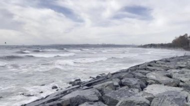 İstanbul 'da sonbahar mevsiminde Marmara Denizi' nde yoğun dalgalar bulutlu havada