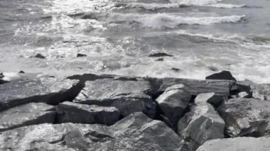 İstanbul 'da sonbahar mevsiminde Marmara Denizi' nde yoğun dalgalar bulutlu havada