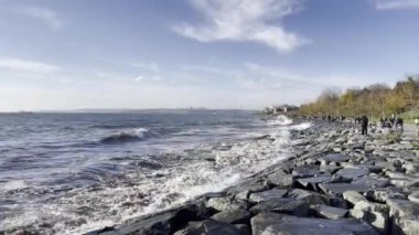 Florya, istanbul, Türkiye-27 Kasım 2021 Marmara Denizi 'nde sonbahar mevsiminde İstanbul' un Florya ilçesinde bulutlu havada şiddetli dalgalar.