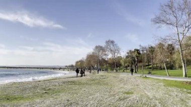 Florya, istanbul, Türkiye-27 Kasım 2021 Marmara Denizi 'nde sonbahar mevsiminde İstanbul' un Florya ilçesinde bulutlu havada şiddetli dalgalar.