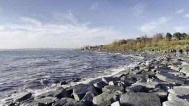 Florya, istanbul, Türkiye-27 Kasım 2021 Marmara Denizi 'nde sonbahar mevsiminde İstanbul' un Florya ilçesinde bulutlu havada şiddetli dalgalar.