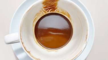 Bir fincan kahve ve kahve parası.