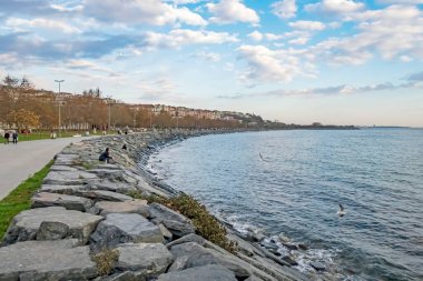 İstanbul, Türkiye-6 Aralık 2021 Günbatımı ve Marmara Denizi manzaralı Avcı ilçesi kıyıları ve İstanbul, Türkiye.