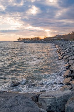 İstanbul, Türkiye-6 Aralık 2021 Günbatımı ve Marmara Denizi manzaralı Avcı ilçesi kıyıları ve İstanbul, Türkiye.