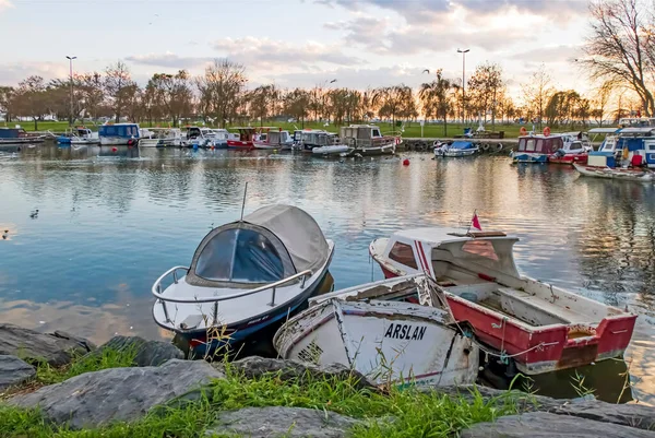 Istanbul Turquia Dezembro 2021 Barcos Pesca Vista Para Pôr Sol — Fotografia de Stock