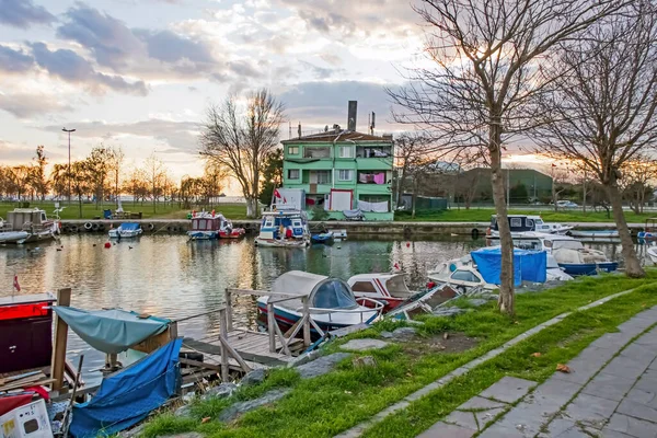 Istanbul Turkije December 2021 Vissersboten Zonsondergang Uitzicht Wijk Menekse Menekse — Stockfoto