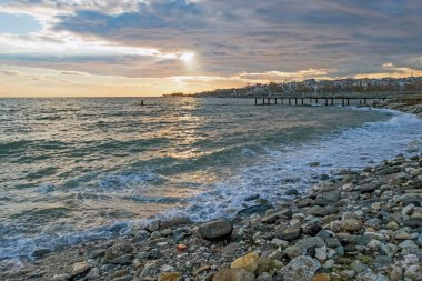 İstanbul, Türkiye-6 Aralık 2021 Günbatımı ve Marmara Denizi manzaralı Avcı ilçesi kıyıları ve İstanbul, Türkiye.