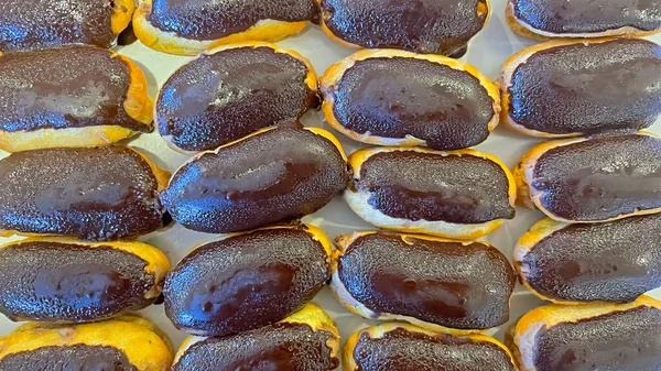 Çikolatalı Ekler Yemeye Hazır — Stok fotoğraf