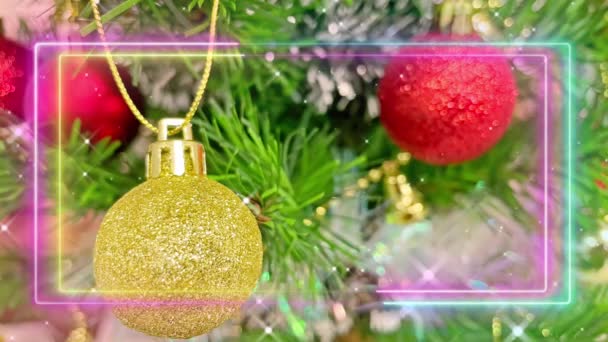 Weihnachtsbaumschmuck Und Schmuck Aus Nächster Nähe Mit Weihnachtsgruß Und Bewegungseffekt — Stockvideo