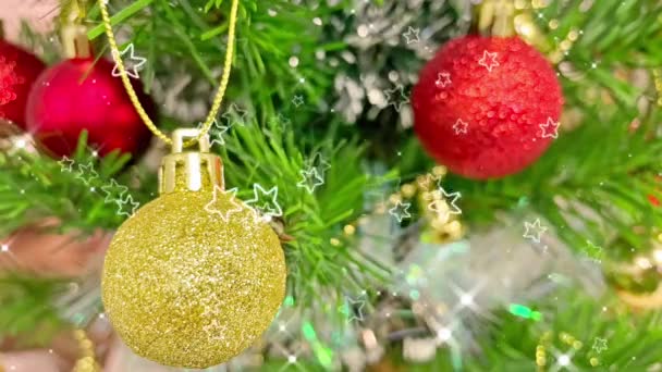 Cierre Las Decoraciones Adornos Del Árbol Navidad Con Saludo Navidad — Vídeo de stock