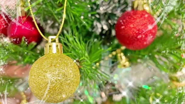 Close Kerstboom Decoraties Ornamenten Met Kerst Groet Beweging Effect — Stockvideo