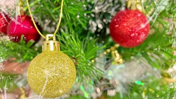 Close Kerstboom Decoraties Ornamenten Met Kerst Groet Beweging Effect — Stockvideo