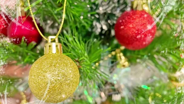 Cierre Las Decoraciones Adornos Del Árbol Navidad Con Saludo Navidad — Vídeo de stock