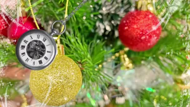 Close Decorazioni Albero Natale Ornamenti Con Auguri Natale Effetto Movimento — Video Stock