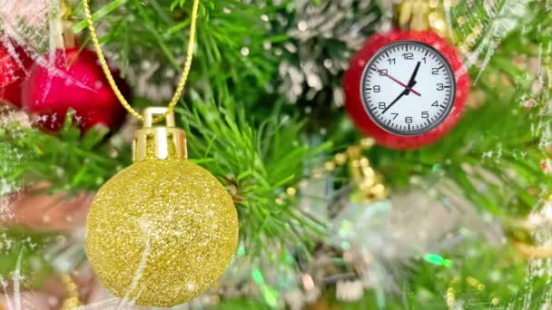 クリスマスツリーの装飾や装飾品をクリスマスの挨拶や運動効果で閉じます — ストック動画