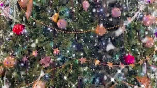 Close Kerstboom Decoraties Ornamenten Met Kerst Groet Beweging Effect — Stockvideo
